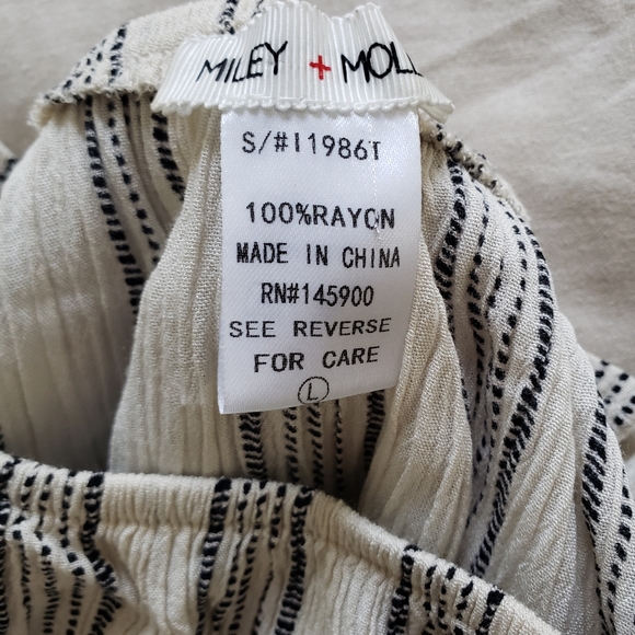 [Free w/ purchase] Off the shoulder ruffle top - Picture 4 of 5